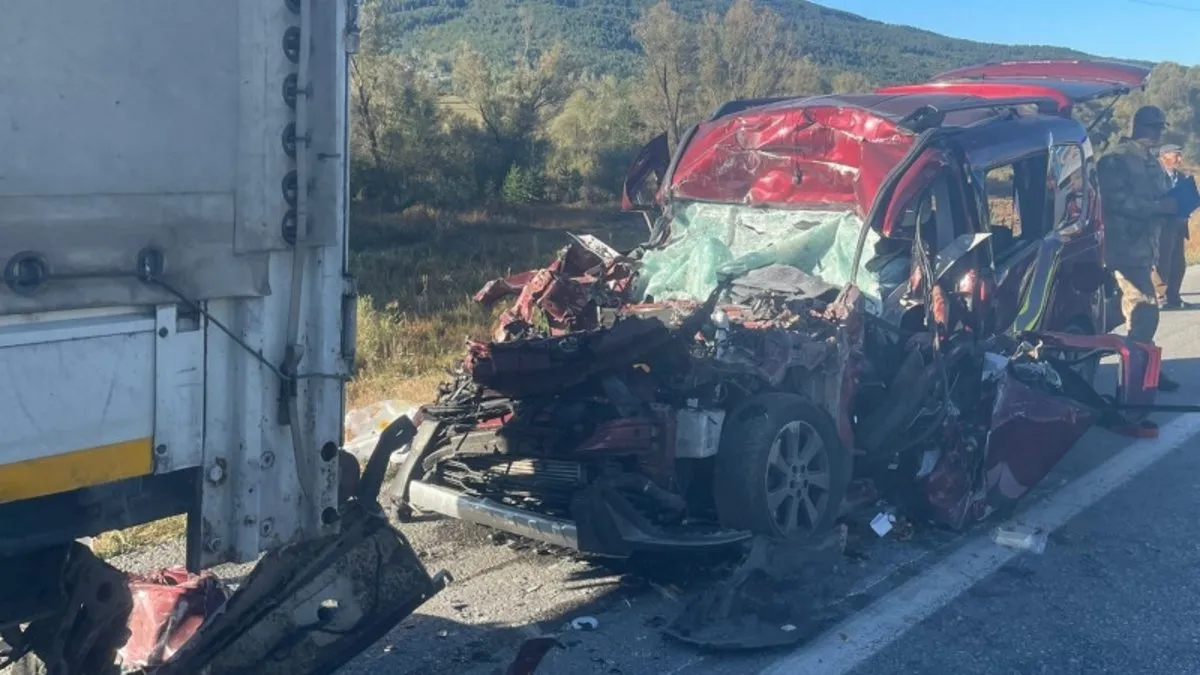 Son dakika: Erzincan’da araç TIR’a çarptı: 3 kişi öldü! 2 yaralı var!