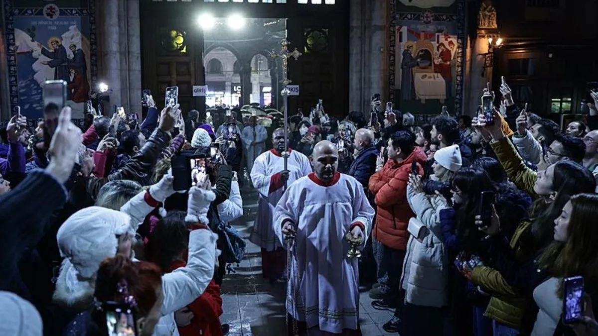 İstanbul’daki kiliselerde Noel ayini düzenlendi