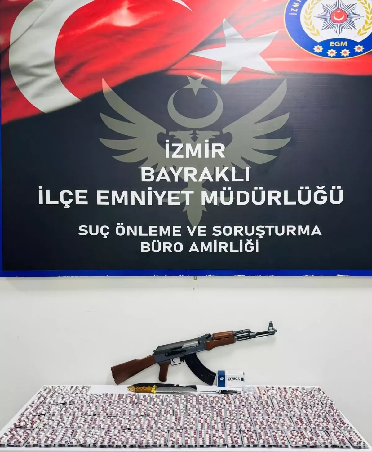 İzmir’de Uyuşturucu Operasyonu: 3 Bin Sentetik Ecza Ele Geçirildi