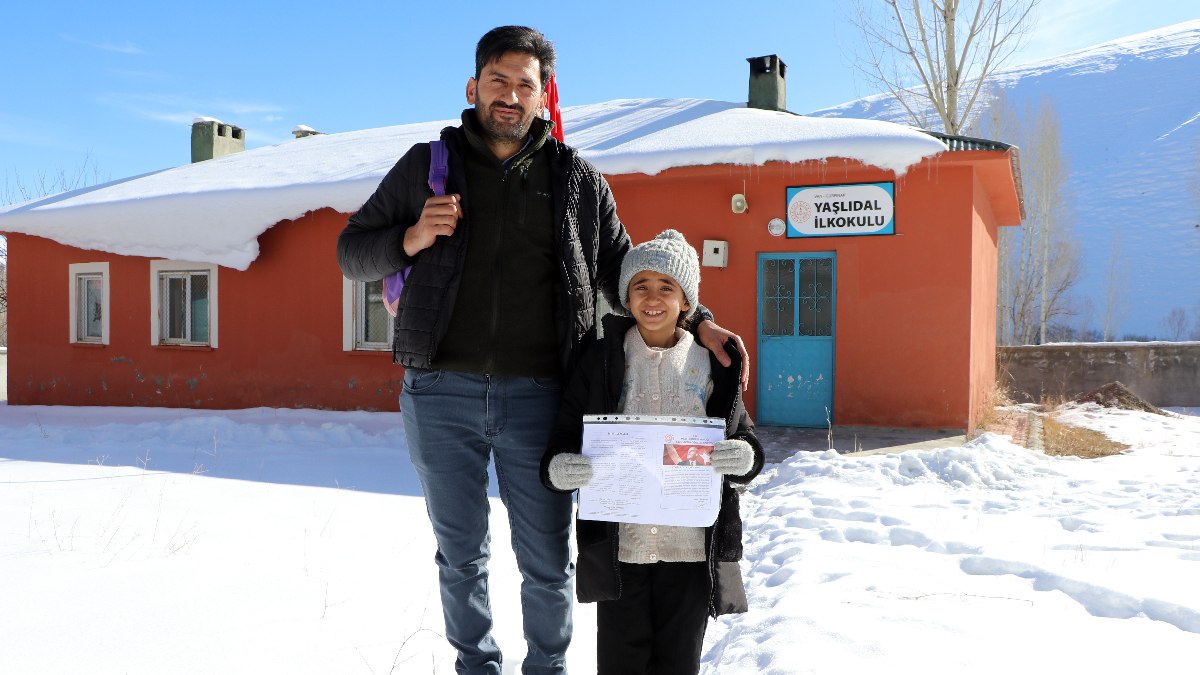 Van’da mezradaki okulda tek başına eğitim görüyor