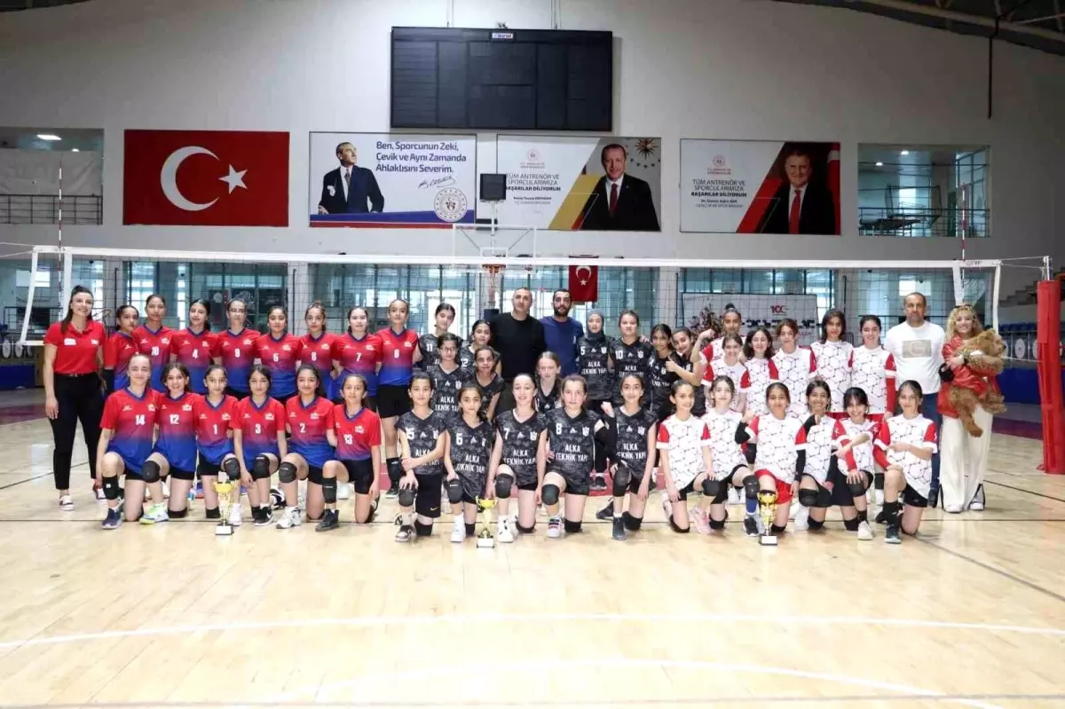 Hakkari’de Midi Kızlar Voleybol Şampiyonası Sona Erdi
